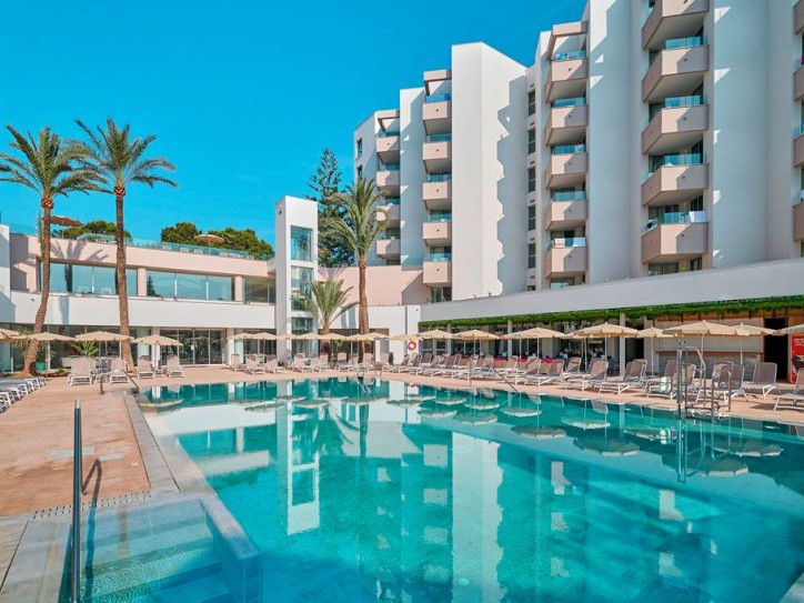Beachfront accessible aparthotel Card image