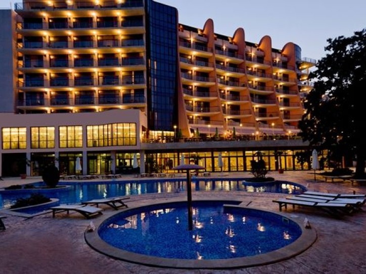 Contemporary Picturesque hotel Card image