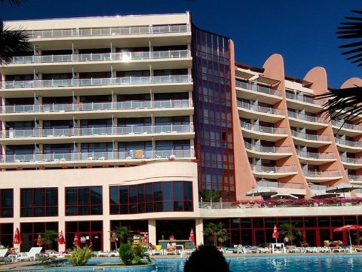 Contemporary Picturesque hotel Card image