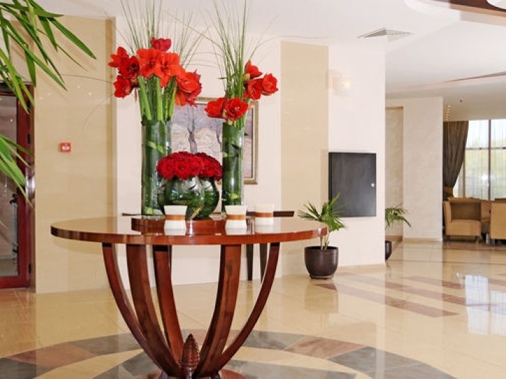 Contemporary Picturesque hotel Card image