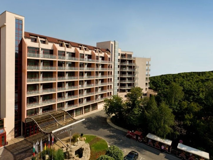 Contemporary Picturesque hotel Card image