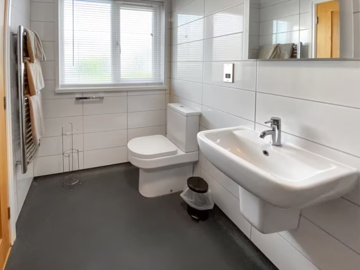 Wheelchair-Friendly Lodge with Hot Tub Card image