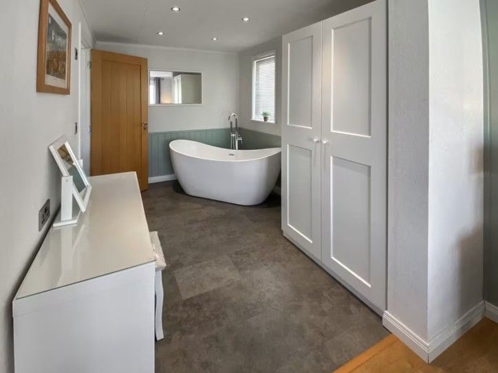 Wheelchair-Friendly Lodge with Hot Tub Card image
