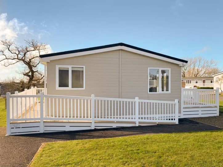 Wheelchair-Friendly Lodge with Hot Tub Card image