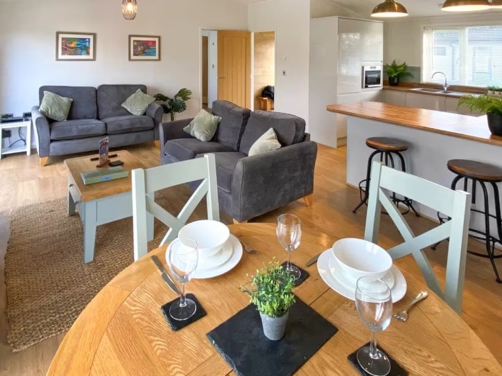 Wheelchair-Friendly Lodge with Hot Tub Card image