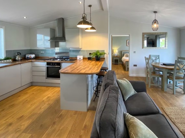 Wheelchair-Friendly Lodge with Hot Tub Card image
