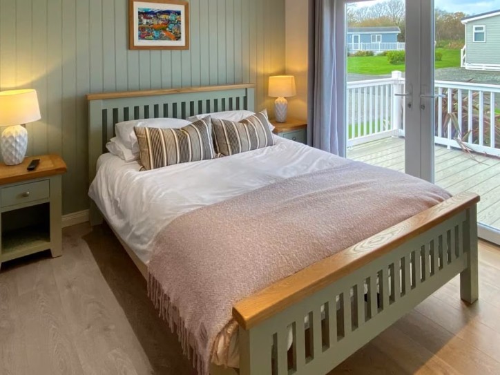 Wheelchair-Friendly Lodge with Hot Tub Card image