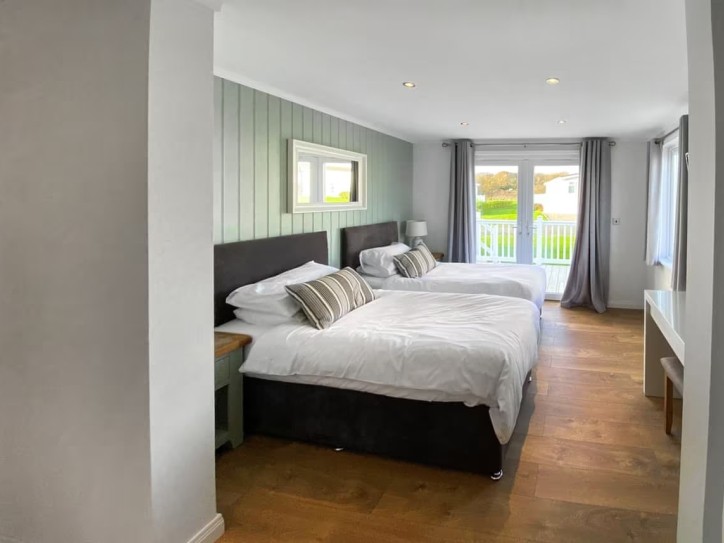 Wheelchair-Friendly Lodge with Hot Tub Card image