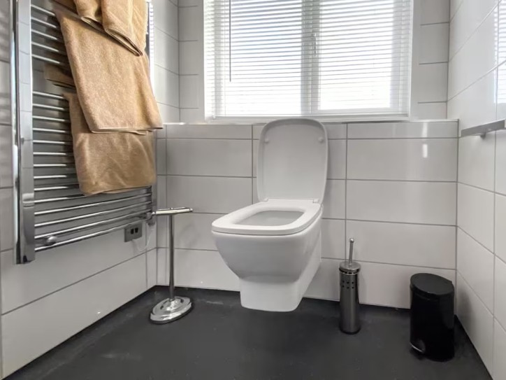 Wheelchair-Friendly Lodge with Hot Tub Card image