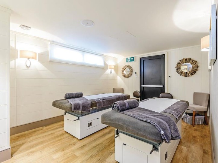 Stylish Accessible Lodge Card image