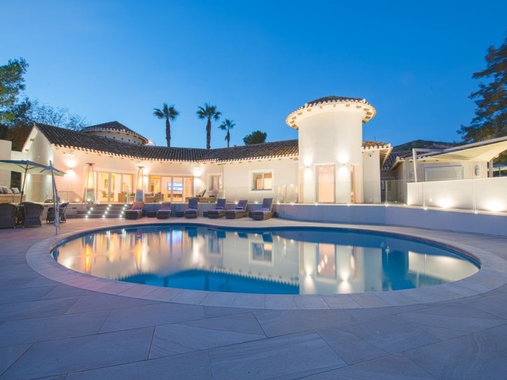 Fully Adapted Luxury Villa Card image