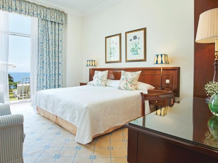 Luxury Hotel Card image
