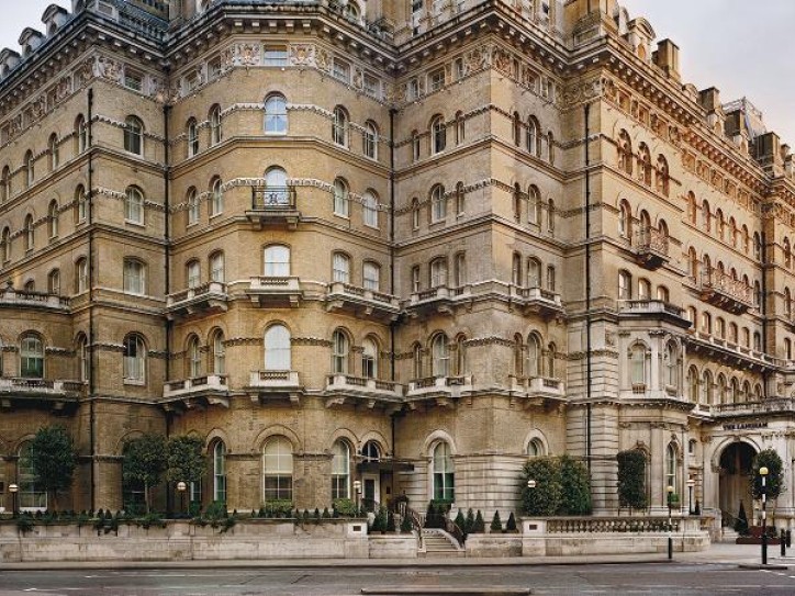 Luxurious London Hotel Card image
