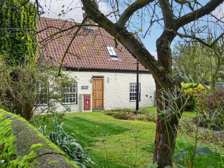 17th-century cottage Card image