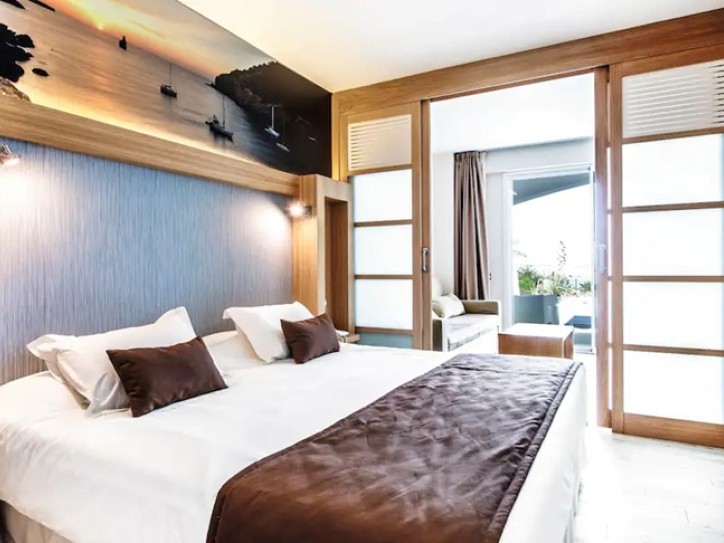4* Beach Hotel Card image
