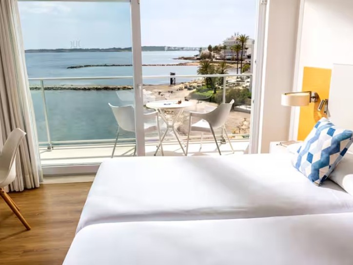 4* Beach Hotel Card image