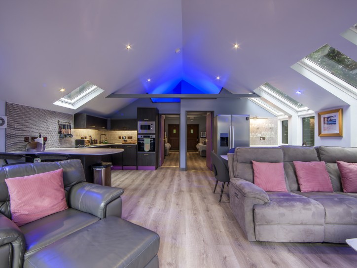 Luxurious detached lodge Card image