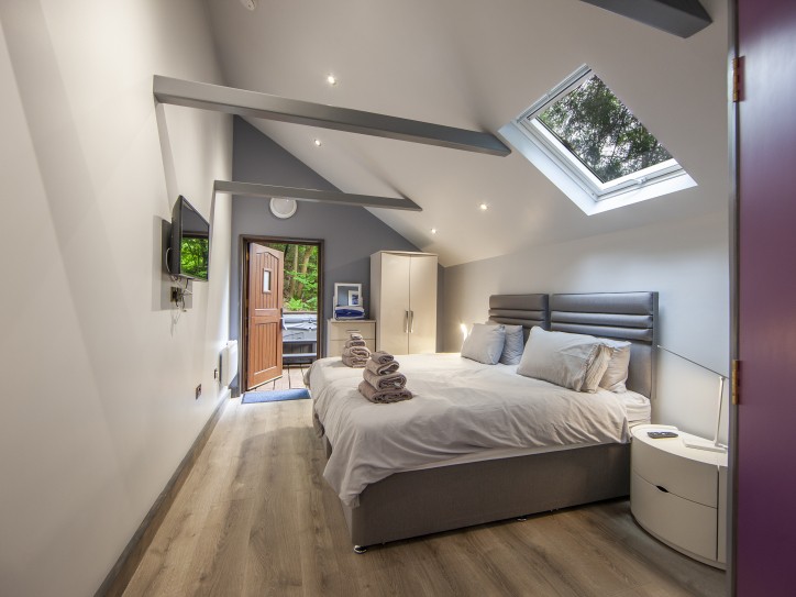 Luxurious detached lodge Card image
