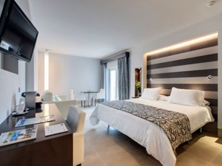 Adults Only Port Hotel Card image